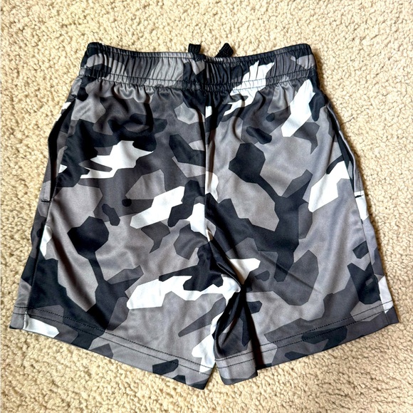 Jumping Beans camo shorts size 3T - Picture 2 of 3